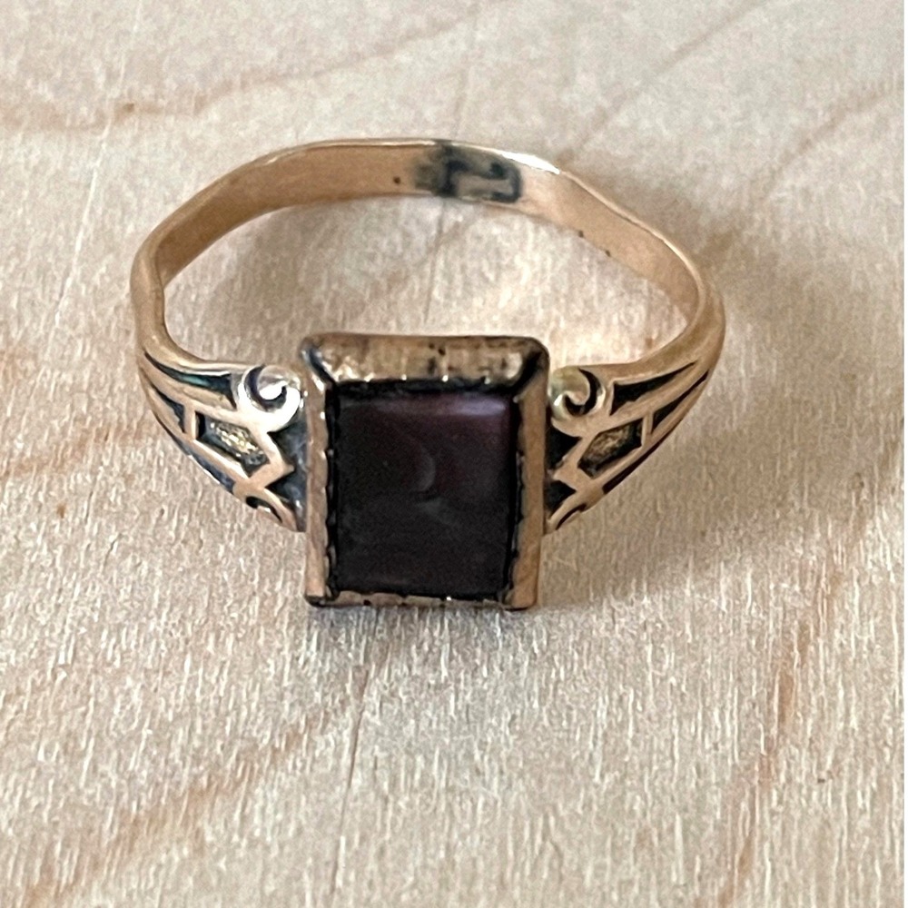 Vintage 14K Gold Shell Rectangular Red Stone Signet Ring Filigree Band Size 7.75